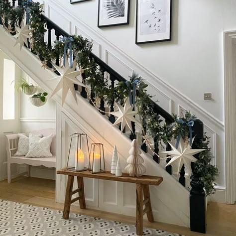 25 Best Christmas Stairway Decor Ideas - Christmas Staircase Decorating Tips Stairway Decor Ideas, Christmas Garland On Stairs, Christmas Banister, Christmas Hallway, Christmas Stairs Decorations, Christmas Staircase Decor, Christmas Coffee Table Decor, Stairs Renovation, Christmas Stairs