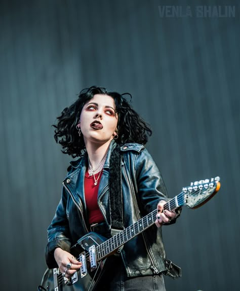 Heather Baron-Gracie / Pale Waves 06/2019.   #palewaves #heatherbarongracie #londonstadium #londongig #rocknroll Heather Pale Waves, Pale Waves Heather, Heather Baron Gracie, Pale Waves, Music Motivation, Dark Grunge, Gender Envy, Pose Reference Photo, Entertainment Industry