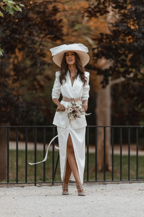 White Wide Brim Hat Wedding, Outfit Bianco, Vintage Wedding Hats, Ascot Outfits, Simple Elegant Wedding Dress, Special Event Outfit, Wedding Dress Suit, Wedding Coat, Women In White