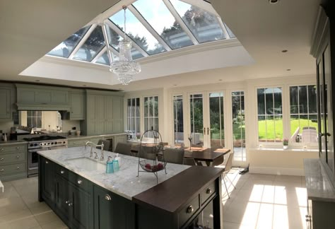 Modern Orangery Extension, Conservatory Kitchen Extension, Kitchen Extension Open Plan, Orangery Extension Kitchen, Orangery Kitchen, Orangery Interior, Kitchen Orangery, Orangery Extension, Extension Kitchen