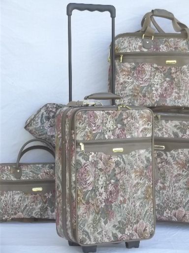 80s vintage floral tapestry luggage, soft sided suitcases, satchel bag Floral Suitcase, Floral Luggage, Crochet Canvas, Laramie Project, Homesteading Animals, Spooky Fashion, Best Suitcases, Y2k Handbag, Goth Horror