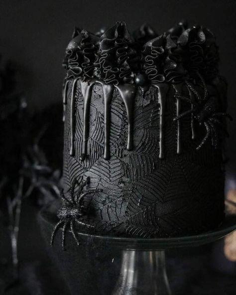 Gothic Cake Birthday, Red Velvet Cake Frosting, Goth Cake, Birthday Red Velvet, Velvet Spider, Goth Cakes, Gothic Cakes, Black Buttercream, Black Velvet Cakes