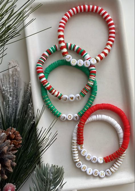 Christmas Jewlrey Diy, Christmas Themed Clay Bead Bracelets, Clay Christmas Bracelets, Holiday Clay Bead Bracelet Ideas, Christmas Jewelry Aesthetic, Clay Beads Christmas Ideas, Heishi Bracelet Ideas Christmas, Xmas Clay Bead Bracelet, Christmas Beaded Bracelets Ideas