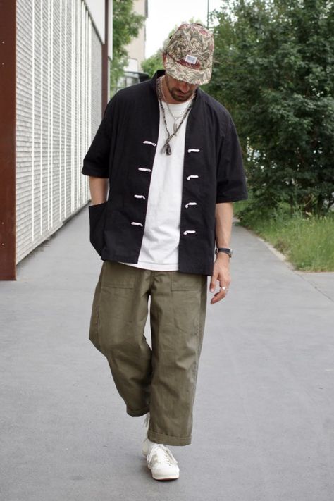 Un "henten" japonais SUPREME X SASQUATCHFABRIX, un pantalon balloon et une paire de sneakers qui sort du lot (aussi japonaise...). Une tenue d'été pour homme à la croisée des influences. Style streetwear pour homme avec une forte connotation heritage. Style Homme Streetwear, Harajuku Outfits, City Boy, Style Japonais, Men Summer, Style Streetwear, Japan Fashion, Men Looks, A Good Man