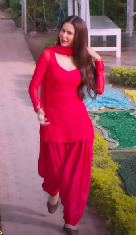 Punjabi Dress Design, Simple Indian Suits, Indian Fits, Patiala Dress, Sonam Bajwa, Patiala Suit Designs, Punjabi Style, Patiyala Dress, Suits Casual