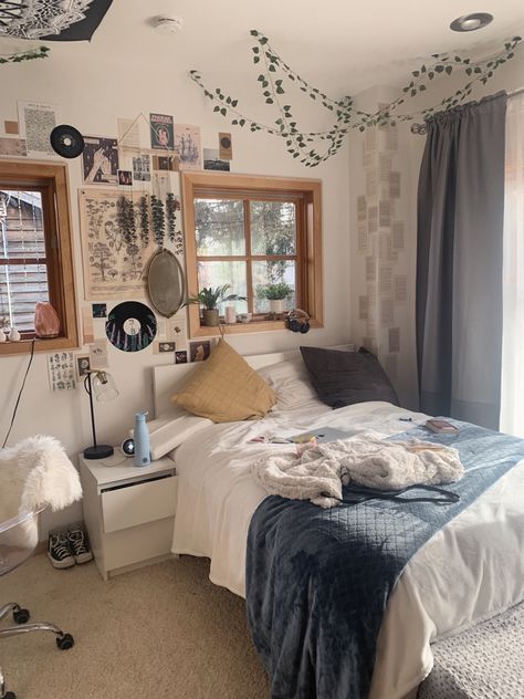 Clean Indie Room Aesthetic, 90 Bedroom Ideas, Medium Sized Bedroom Ideas Aesthetic, Boho Music Bedroom, Bedroom Asthetics Indie, Normcore Room, Messy Bedroom Ideas, Bedroom Ideas With Windows Behind Bed, Tidy Bedroom Aesthetic