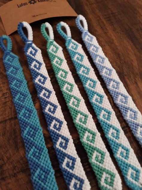 Waves Bracelet, Cool Friendship Bracelets, Crochet Bracelet Pattern, Diy Bracelets With String, String Bracelet Patterns, Diy Friendship Bracelets Tutorial, Cute Friendship Bracelets, Friendship Bracelet Patterns Easy, Yarn Bracelets