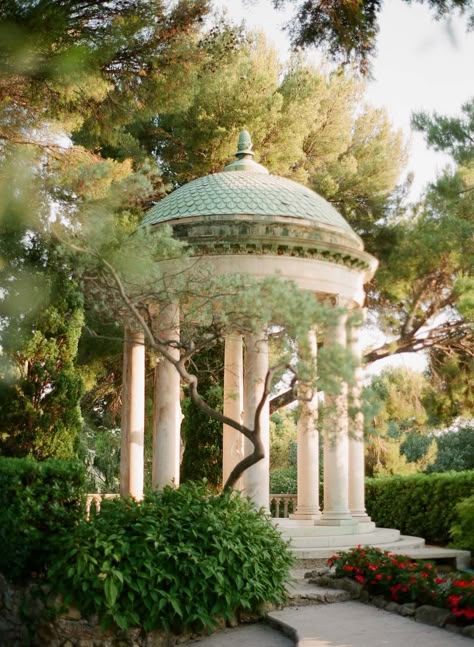 A beautiful gazebo.  Read More: https://www.stylemepretty.com/vault/image/6794850 Villa Ephrussi, Greek Garden, Riviera Wedding, French Riviera Wedding, Tattoo Plant, Royal Garden, France Wedding, Interior Modern, French Riviera