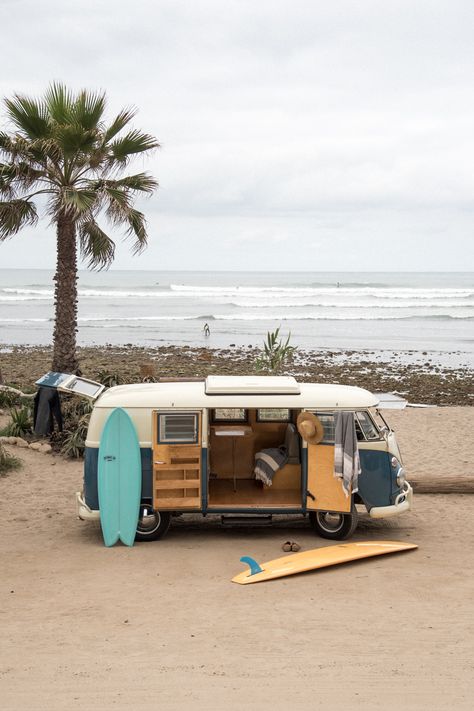 Combi Hippie, Vans Surf, Surf Aesthetic, Road Trip Camping, Kombi Home, Combi Volkswagen, Beach Cars, Surf Vibes, Combi Vw