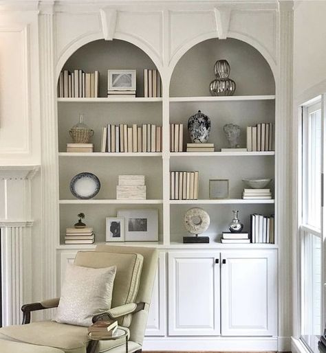 Picture of neutral built in arched bookcases with such molding are a very chic and cool solution for a neutral and refined space Arched Bookcases, Anna Claire, Styling Bookshelves, Built In Shelves Living Room, Living Room Built Ins, Home Library Design, Built In Bookcase, Living Room Inspo, Home Office Design