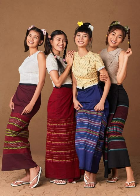 Kayin Dress Design, Vintage Myanmar Fashion, Thai Women Fashion, Burmese Dress Traditional, Burmese Hairstyles, Myanmar Traditional Dress 1990, Burmese Aesthetic, Burmese Clothing Design, Burmese Traditional Dress