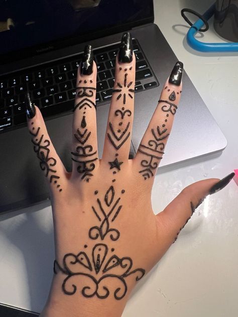 Henna Simple Hand Design, Simple Henna Finger Designs, Hanna Tattoo Hand Easy, Cool Henna Tattoos Hands, Henna Designs Hand 2024, Cute Henna Ideas Simple, Henna On Feet Design, Henna Designs Fingers Simple, Tattoo Words Men