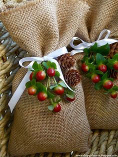 Burlap Gifts, Wedding Cheap, Halloween Chic, Burlap Gift Bags, Diy Christmas Presents, Christmas Crafts For Toddlers, Easy Diy Christmas Gifts, Holiday Favors, Christmas Crafts For Adults