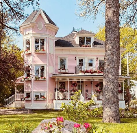 Can’t tell you how much I LOVE THIS PINK VICTORIAN! @maisonrosehudson 😍🩷🩵🎀Follow my other page👉 @victorianvintagepinkcottage @victorian_soiree Follow us on Facebook! www.facebook.com/VictorianSoiree . #mansionsofthegildedage #victorian #victorianvintagepinkcottage #oldhomes #rococo #gilded #vintage #victorian_soiree #victorianhouses #shabbychic #shabbychicdecor #shabbylovers #versaillespalace #versailles #frenchstyledecor #victorianstyle #marieantoinette #englishcountryhouse #georgianarch... Pink Victorian House Exterior, Victorian Homes Pink, Pretty Victorian Houses, Pink Victorian House Bloxburg, Vintage House Design Exterior, Light Pink House Exterior, Pink Victorian Aesthetic, Pink Vintage House, Victorian House Aesthetic