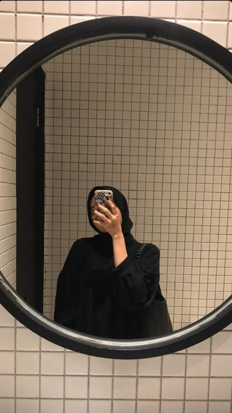 Photo Hijab, Ootd Poses, Muslim Style, Girls Mirror, Hijab Aesthetic, Mirror Selfie Poses, Hijabi Aesthetic, Muslimah Aesthetic, Classy Photography