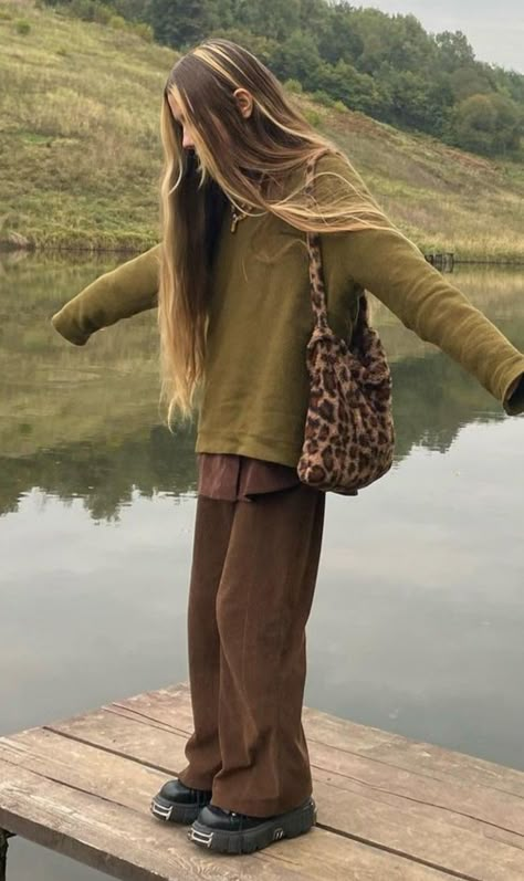 Cute Earth Tone Outfits, Earth Clothes Aesthetic, Indie Earthy Aesthetic, Grunge Forest Aesthetic Outfits, Earthy Outfits With Jeans, Fall Outfits Earthy, Grunge Nature Outfits, Cold Weather Earthy Outfits, Earthy Layered Outfits