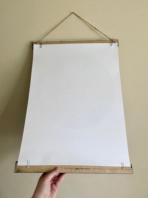 Diy Wood Hanging Frame, Poster Hanging Ideas Diy, Diy Wood Hanger, Easel Picture Frame, Hanging Canvas Prints, Diy Magnetic Poster Hanger, Diy Poster Frame Ideas, Hang Prints Without Frames, Diy Hanging Frame