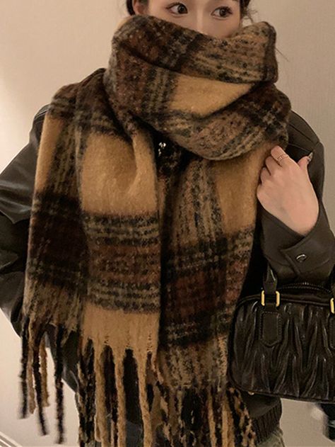 Cute Scarfs Winter, Winter Fashion Scarf, Big Scarf Aesthetic, Big Scarves, Cute Scarves, Brown Scarf, Fall Scarf, Winter Scarves, Winter Scarf Aesthetic