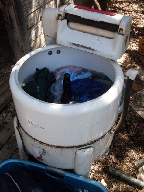 This wringer washing machine has been going strong for well over 50 years of use. Antique Washing Machine, General Electric Refrigerator, Vintage Washing Machine, Electric Refrigerator, Wringer Washer, 1940s Kitchen, Growing Up Black, Antiques Repurposed, Old Washing Machine