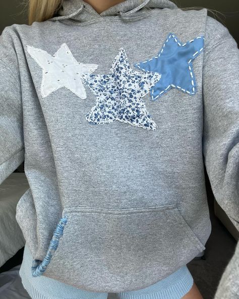 Stitch Work Hoodie, Patchwork Sweatshirt Christmas, Fabric Patch Sweatshirt, Quilt Hoodie Diy, Fabric Embroidered Sweatshirt, Fabric Sweatshirt Diy, Grey Embroidered Sweatshirt, Embroidered Patchwork Sweatshirt, Diy Patch Sweatshirt Ideas