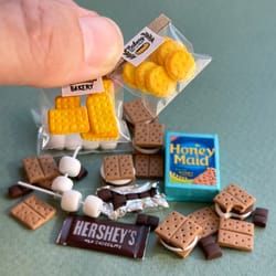 Marshmallows Cookies, Mini Choses, Mini Objects, Crea Fimo, Making Donuts, Paints Acrylic, Tiny Stuff, Doll Miniatures, Miniature Set