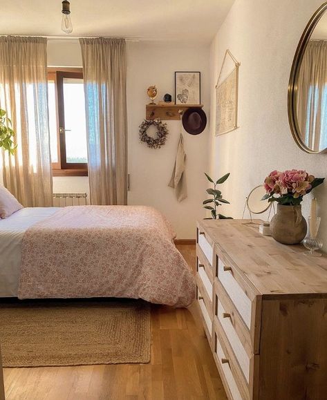 Natural Wood Apartment, Bedroom Clean Decor, Earthy Pink Room, Painted Bedroom Dresser, Colorful Minimalist Bedroom, Apartment Bedrooms, College Apartment Decor, Redecorate Bedroom, Apartment Decor Inspiration