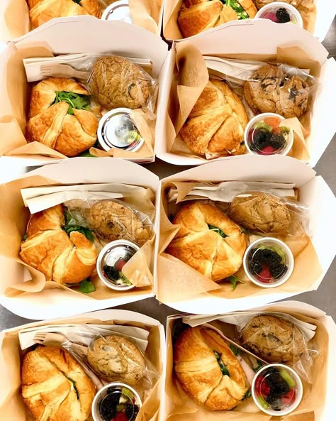 Bakery Sandwich Ideas, Breakfast Package Ideas, Box Lunch Ideas Catering Food, Croissant Packaging, Boxed Lunch Catering, Party Lunch Boxes, Snack Box Ideas, Boxed Lunches, Gourmet Box