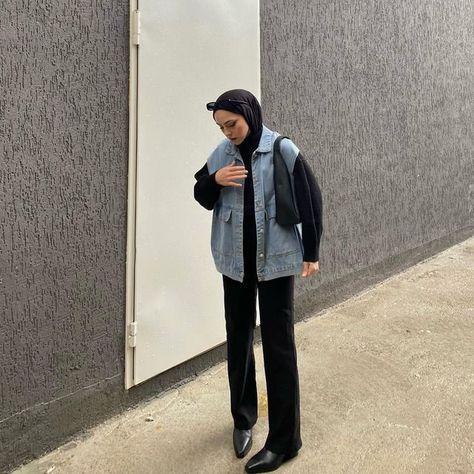 Zeh 🦩 on Instagram: "🌚" Vest Jeans Outfit, Jeans Hijab Outfit, Jeans Vest Outfit, Styling Denim Jacket, Jean Vest Outfit, Jeans Jacket Outfit, Spill Ootd, Denim Jacket Outfits, Hijab Outfit Summer