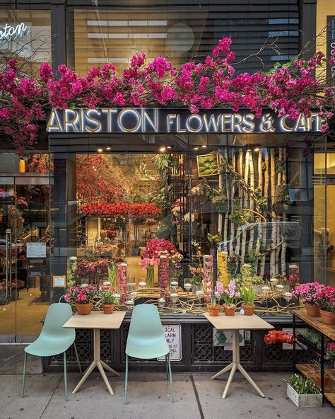 Florist Cafe Interior Design, Cafe Flower Decor, Flower Shop Cafe Interior Design, Florist And Bakery Shop, French Flower Shop Aesthetic, Flower Cafe Design, Flower And Cafe Shop, Flowers Store Design, Bakery With Flowers