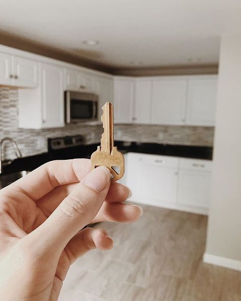 Bought House Announcement, New House Announcement Picture, Manifesting Moving Out, Bought A House Picture, Moving Aesthetic Pictures, First Apartment Keys Aesthetic, New Home Pictures Announcement, First Home Announcement Ideas, Moving Out For The First Time Aesthetic