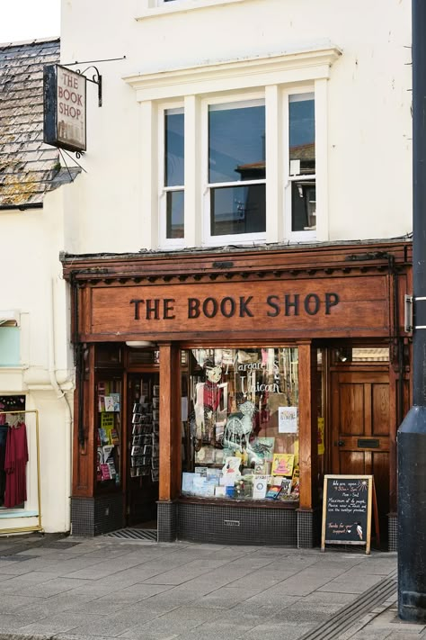 Book Shop Exterior, Book Store Exterior, Book Cafe Exterior Design, Bookstore Front Design, Housing Works Bookstore, Village Bookshop, Bookshop Café, Bookstore Design, Book Shops