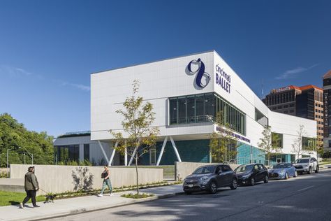 Cincinnati Ballet: Margaret & Michael Valentine Center for Dance / GBBN | ArchDaily Cincinnati Ballet, Architecture Schools, Cincinnati Art, Ballet Moves, Ballet Academy, Arts District, Dance Hall, School Architecture, Studio Space