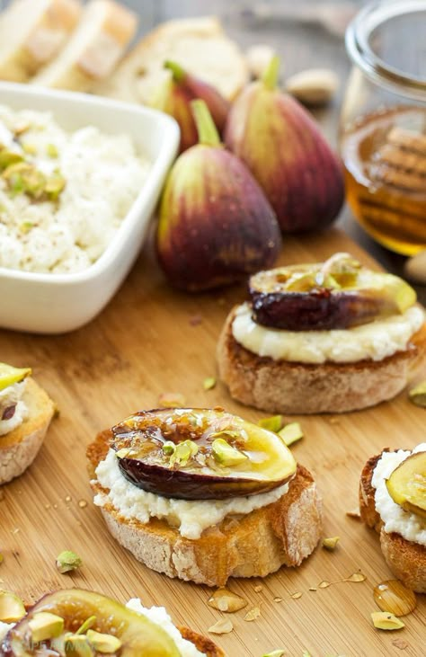 Fig And Ricotta, Ricotta And Honey, Stuffed Figs, Fig Appetizer, Ricotta Crostini, Honey Breakfast, Toasted Crostini, Crostini Appetizers, Crostini Recipes