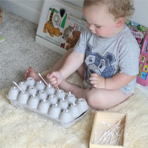 Fun baby activity using things that you already have around the house. All you need is a few recyclables and q-tips. It's mindblowing how engaging this game is for 12-18 month olds! Activities For One Year Olds, Baby Sensory Play, Fun Activities For Toddlers, Baby Sitting, Baby Play Activities, Baby Learning Activities, Baby Activity, Toddler Development, Baby Activities