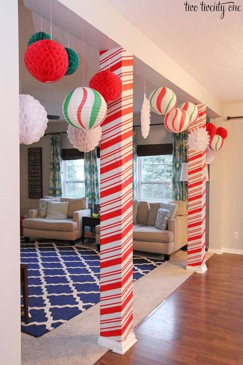 Peppermint Party Theme, Sismas Party, Friendmas Party Decorations, Work Christmas Decorations, Teen Christmas Party, Christmas First Birthday, Xmas Party Decorations, Christmas Party Ideas For Teens, Gingerbread House Parties