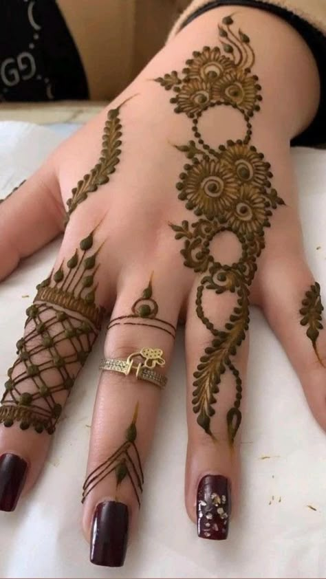 Mehandi Designs For Kids, Simple Henna Designs Hand, Baby Mehndi Design, Beautiful Simple Mehndi Design, Simple Mehendi Designs, Henna Tattoo Designs Hand, Mehndi Designs For Kids, Rose Mehndi Designs, Very Simple Mehndi Designs