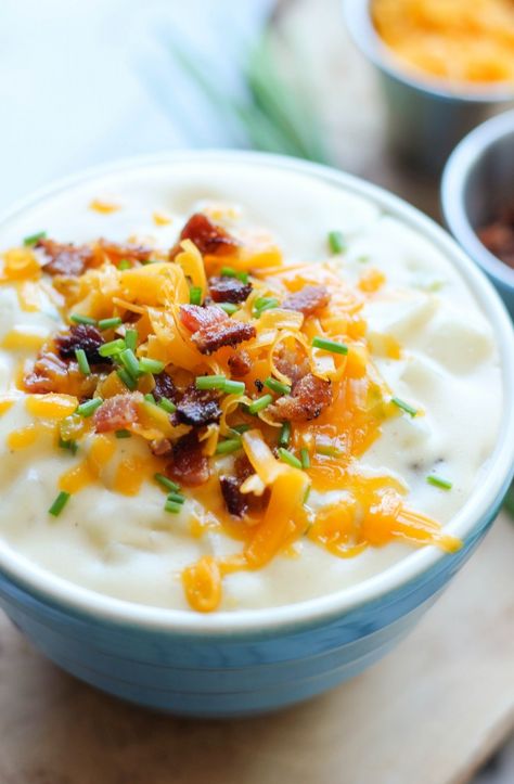 Loaded Baked Potato Soup - All the flavors of a loaded baked potato comes together in this comforting soup! Creamy Potato Bacon Soup, Saucy Meals, Potato Soup Crock Pot Easy, Desserts Nutella, Crockpot Potato, Simple Crockpot, Potato Bacon Soup, Homemade Soups, Potato Soup Crock Pot