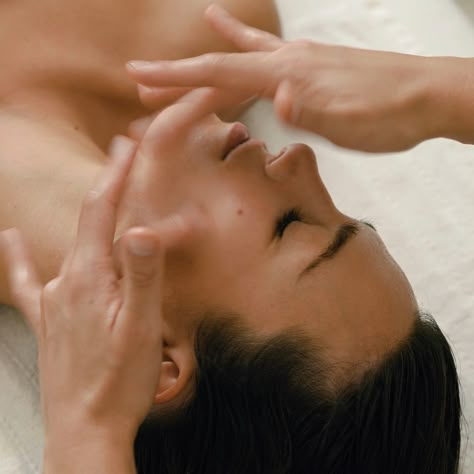 Facial Massage bliss ✨🕊️ Lymph Drainage Massage Aesthetic, Luxury Facial Aesthetic, Massage Aesthetic Spa, Face Massage Aesthetic, Facial Spa Aesthetic, Massage Photoshoot, Aesthetician Aesthetic, Massage Branding, Holistic Facial