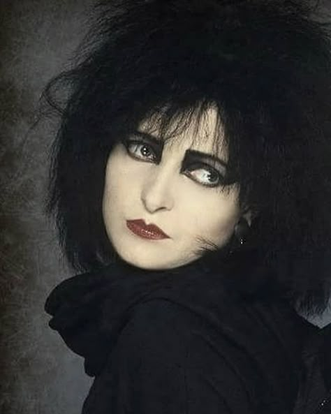 Siouxsie Sioux - I love Siouxsie so much 💘 Trad Goth Makeup, Makeup Zombie, Traditional Goth, Drag Make-up, 80s Goth, Siouxsie Sioux, Siouxsie And The Banshees, Goth Bands, Goth Music