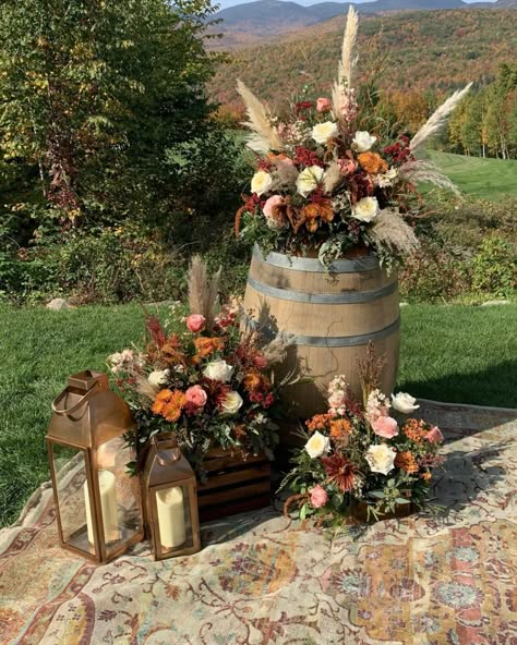 Wedding Arch Centerpiece, Fall Barrel Decor, Western Wedding Decorations Ceremony, Fall Boho Outdoor Wedding, Western Flower Centerpieces, Barrel Centerpiece Wedding, Boho Wedding Cross Decor, Western Wedding Venue Ideas, Glam Country Wedding