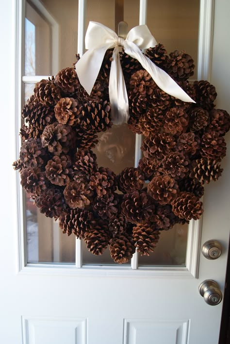 how to make a pine cone wreath video tutorial Calendar Candles, Julkransar Diy, Costumes For Dogs, Wreaths Videos, Pine Cone Wreath, Cone Wreath, Pine Cone Art, Diy Pinecone, Cones Crafts