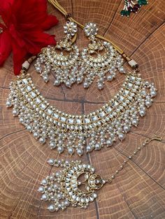 White Wedding Jewellery, Punjabi Bridal Jewelry Wedding Bride, Punjabi Earrings With Tikka, Tikka Set Jewellery, Heavy Jewellery Designs, White Jewellery Set, Indian Wedding Jewelry Sets Brides, Tamil Necklace, Kundan Jewellery Set Necklaces