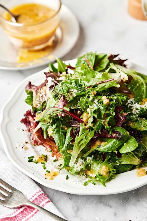 This Fresh Mixed Greens Side Salad is so easy to make but tastes anything but basic! Simply toss your favorite leafy mixed greens with a bright & punchy red wine vinaigrette – a palette-cleansing combo inspired by the classic French bistro salad. The result is a perfect light & fresh side salad for pasta, steak, salmon, & so much more! #mixedgreenssalad #mixedgreensrecipe #sidesalad #sidesaladrecipes #saladrecipes #sidedishes #bistrofood #easyhealthyrecipes Steak Salad Dressing Vinaigrette, French Bistro Salad Recipes, Simple Mixed Green Salad Recipes, Simple Green Salad Ideas, Light Side Salad, Fancy Green Salad, Easy Romaine Salad Recipes, Mix Green Salad Recipes, Winter Green Salad Recipes