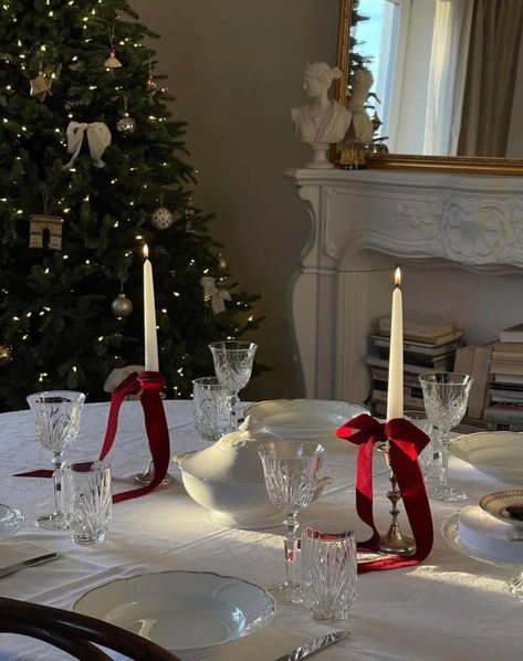 Bianca’s Lifestyle added a new photo. - Bianca’s Lifestyle Cute Christmas Birthday Party Ideas, Christmas Table Lights, Christmas Decor Table Setting, Over Table Christmas Decorations, Christmas Tree Decor Traditional, Christmas Dinner Setting Ideas, Christmas Table For 2, Christmas Dinner Round Table Settings, Christmas Table Setting For Two