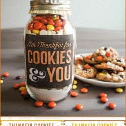 Thankful Cookies in a Jar - Mason Jar Cookies for those you're thankful for Thankful Cookies, Mason Jar Cookie Recipes, Card Wreath, Cookies In A Jar, Cookies And Candy, Christmas Husband, Mason Jar Cookies, Gift Ide, Coffee Christmas