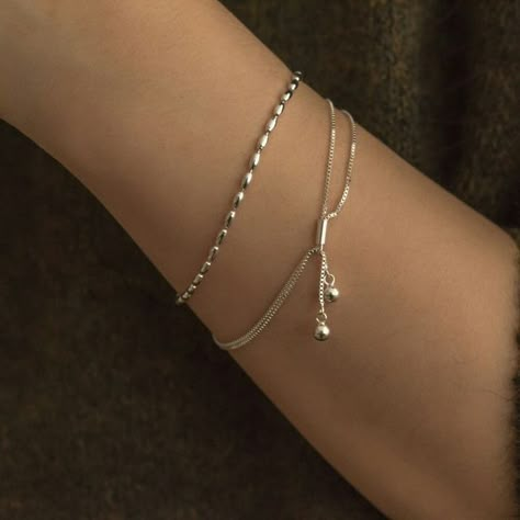 Hands Accessories Aesthetic, Minimalist Jewelry Silver Necklace, Silver Aesthetic Bracelets, Bracelet Jewelry Silver, Cute Silver Accessories, Korean Silver Jewelry, Korean Style Jewelry, Simple Silver Jewelry Necklaces, Silver Jewelry Rings Simple