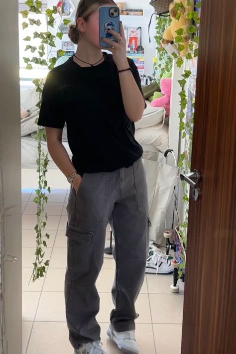 Lesbian Sweatpants Outfit, Tomboy Hourglass Outfits, Masc College Outfits, Tomboy Core Aesthetic, Masc Women Casual Outfits, Gay Outfits Women Masc, Masc Lesbian Outfits Jeans, Athletic Masc Outfits, Lesbian Skater Outfits