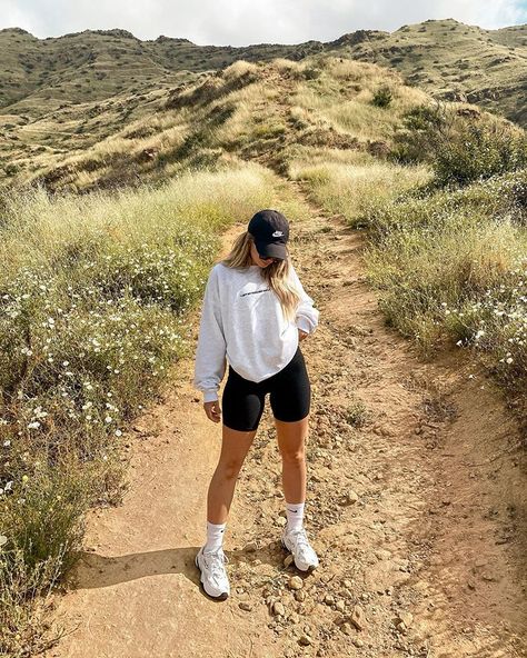 JOSI PELLICANO on Instagram: “from today’s hike ⛰” Wander Outfits, Hike Outfit Summer, Hiking Aesthetic Outfit, Josi Pellicano, Spring Hiking Outfits, Outdoorsy Outfits, Wander Outfit, Trekking Outfit Women, Trekking Outfit