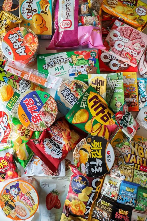 Korean Food Products, 711 Snacks, Korean Snacks Products, Korean Snacks Aesthetic, Asian Snacks Aesthetic, Noodle Branding, Korean Food Delivery, Snack Korea, Korean Souvenirs