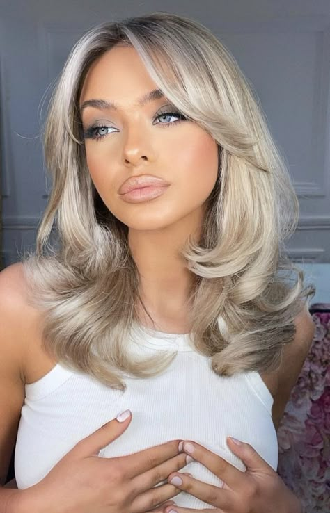 Blonde Hair Inspiration, Blonde Hair Looks, Haircuts For Medium Hair, Short Blonde Hair, Long Wigs, Hair Long, Light Hair, Aesthetic Hair, Blonde Hair Color